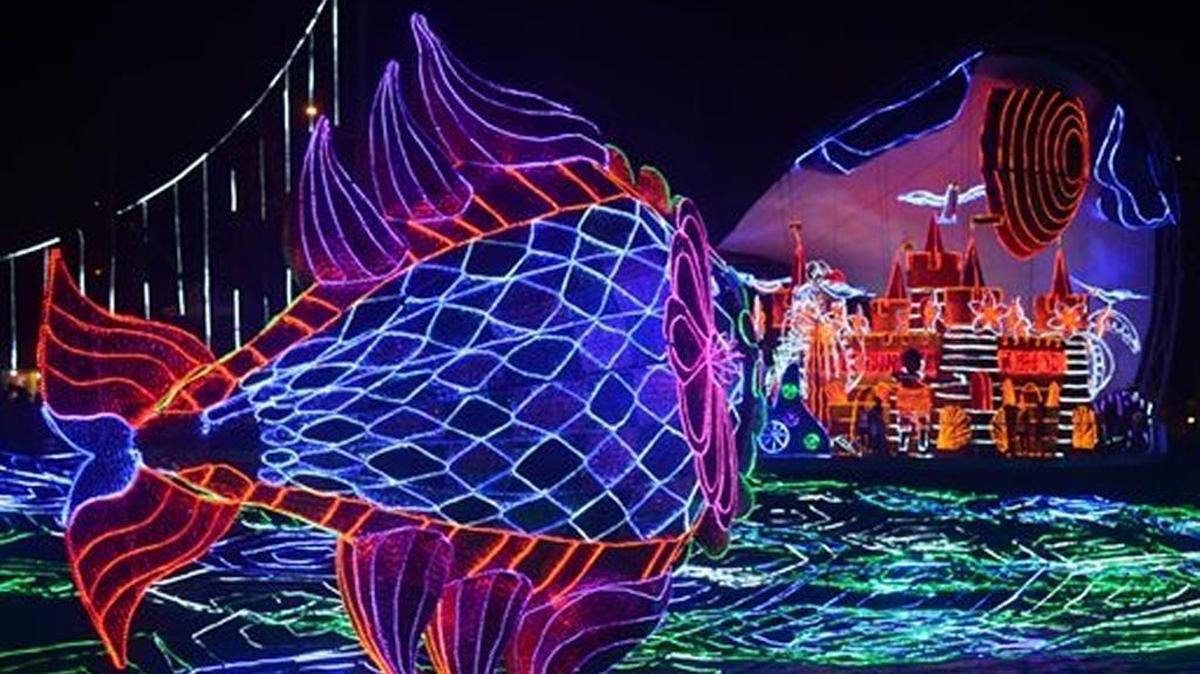 Luces de Navidad son exhibidas a la orilla del río de Medellín, Colombia, en el 2014.