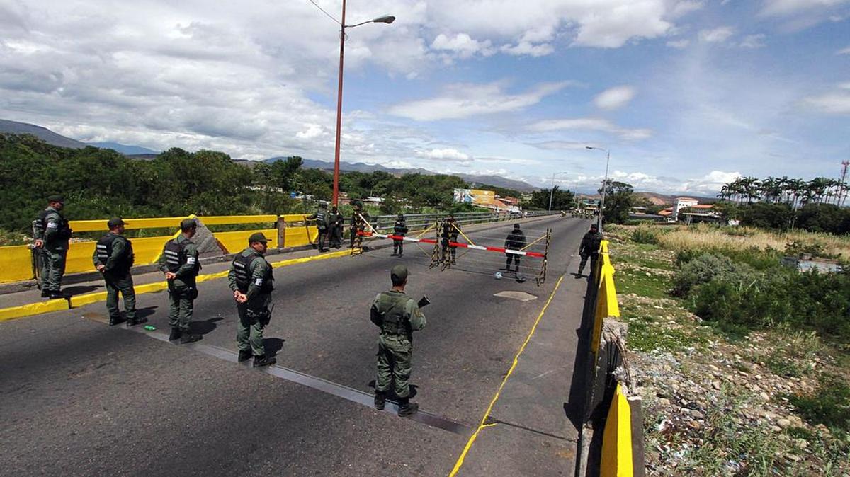Los ciudadanos venezolanos fueron entregados a las autoridades de su país en el puente internacional Simón Bolívar, que une las dos naciones.