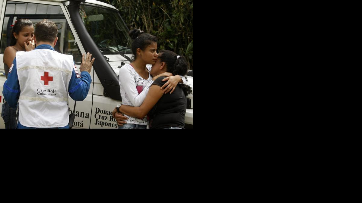 
Familiares de los 12 mineros atrapados esperan el rescate de sus cuerpos el viernes 31 de octubre de 2014, a las afueras del socavón de una mina de carbón del municipio colombiano de Amagá, en el departamento de Antioquia. 
