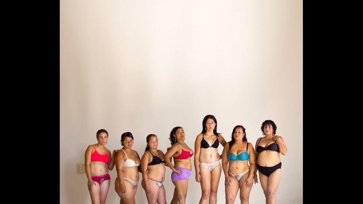 
Fotografía cedida por el cirujano plástico Luis Guillermo Morales Betancourt que hace parte de la muestra "Aquí y Ahora". Morales Betancourt acaba de recibir el principal galardón de fotografía de Colombia con una serie de imágenes de mujeres dotadas de una belleza tan esencial que no necesita bisturí: las prostitutas callejeras del centro de su natal Medellín. "Aquí y ahora", una selección de las miles de fotografías que ha tomado Morales a lo largo de cinco años de "convivencia" con más de medio millar de mujeres que ejercen la prostitución en una zona determinada del centro de su ciudad, ganó el XI Premio Nacional Colombo Suizo de Fotografía 2015. 
