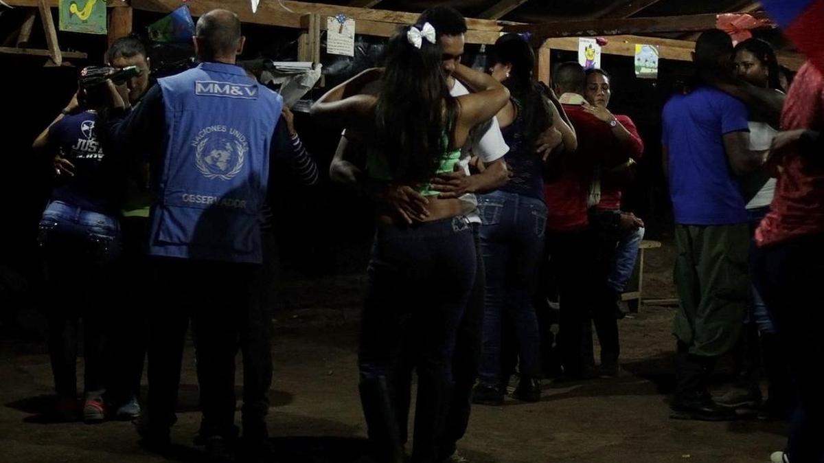 Fotografía del 31 de diciembre de 2016 de un grupo de guerrilleros del Frente 59 de las FARC-EP durante una fiesta de fin de año en su campamento en las estimaciones de la Serranía del Perijá, Colombia.
