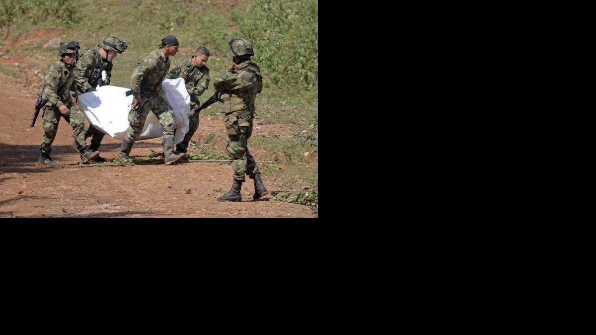 
Un grupo de soldados transporta el miércoles los restos de algunos de los 11 compañeros que murieron tras un ataque de la guerrilla de las FARC en la noche del martes 14 de abril, en la zona rural del municipio de Timba, Cauca, Colombia.
