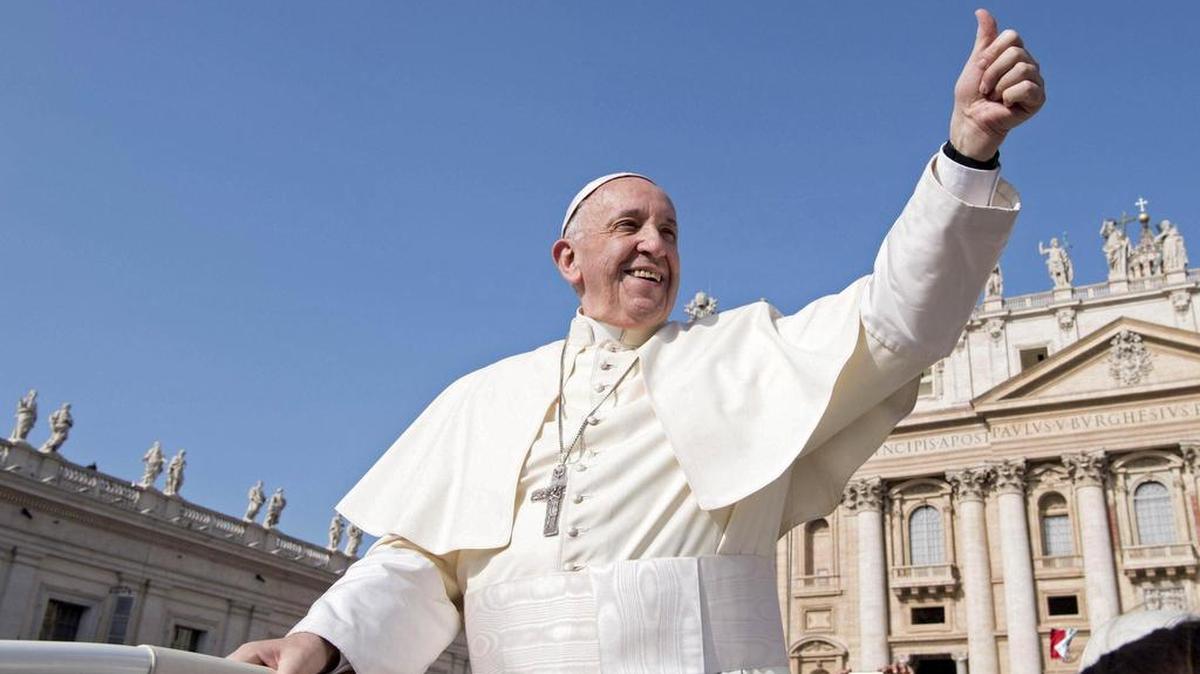 El papa Francisco saluda durante la audiencia general de los miércoles en la plaza de San Pedro del Vaticano, el 30 de agosto de 2017.