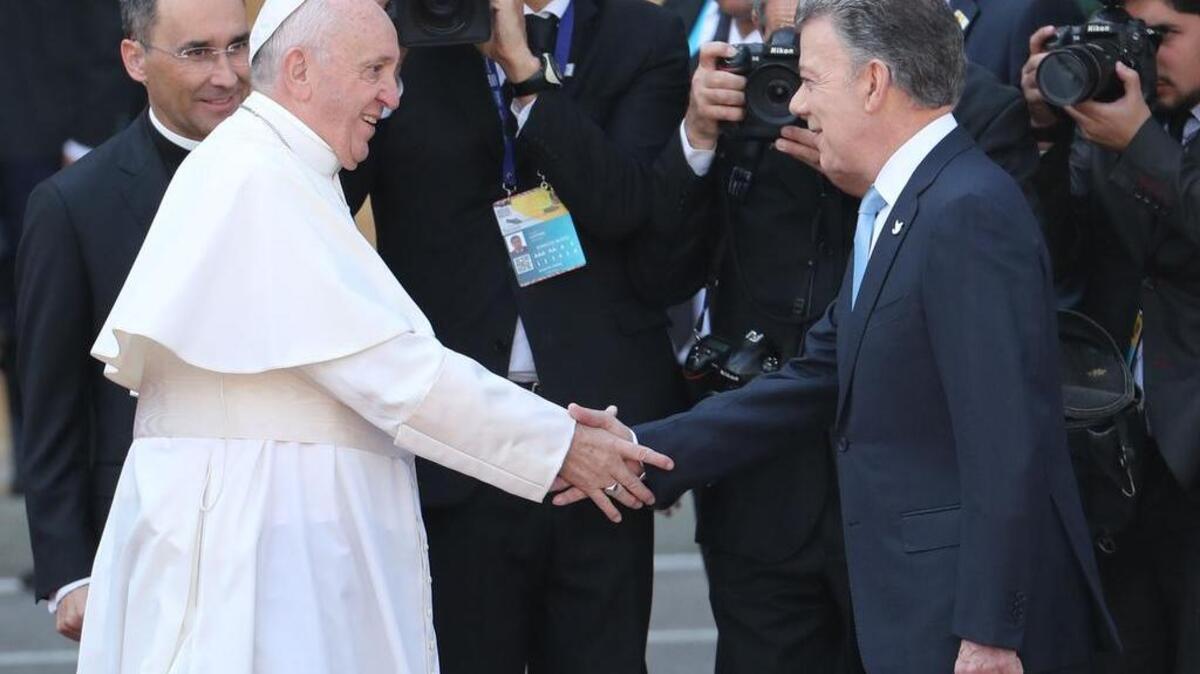 El papa Francisco saluda al presidente de Colombia, Juan Manuel Santos a su llegada a la Casa de Nariño el jueves 7 de septiembre de 2017, en Bogotá, Colombia.