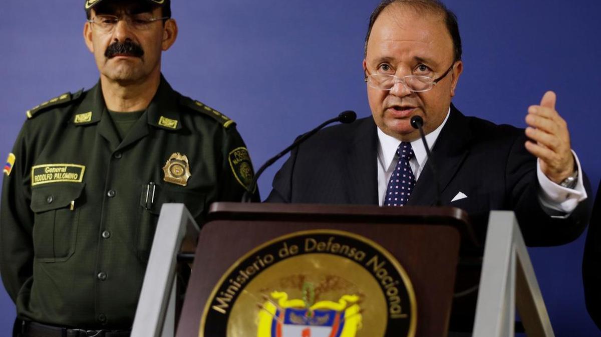 
El ministro de Defensa de Colombia, Luis Carlos Villegas (der.), y el jefe de la Policía, general Rodolfo Palomino, hablan durante una conferencia de prensa el martes en Bogotá sobre el accidente de helicóptero que tenía 18 personas a bordo de las que 16 murieron y dos resultaron heridas.
