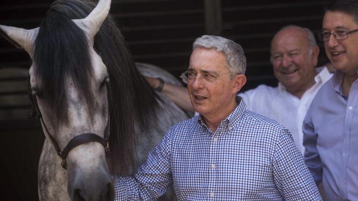 El ex presidente de Colombia, Álvaro Uribe, en las Caballerizas Reales, durante su visita el 25 de junio de 2017, a la ciudad de Córdoba, España.
