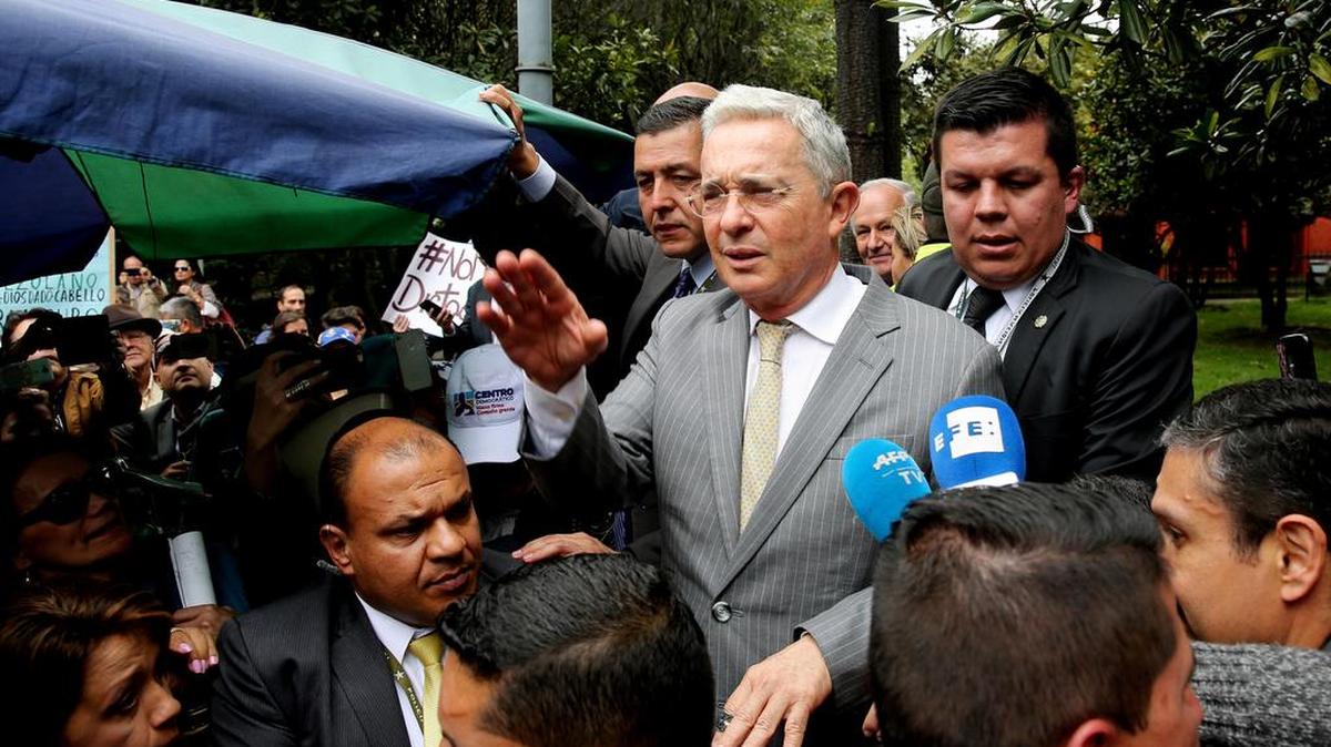 Fotografía de archivo del 19 de abril de 2017 del expresidente y senador colombiano Álvaro Uribe Vélez durante una manifestación contra el Gobierno de Venezuela, en Bogotá, Colombia.