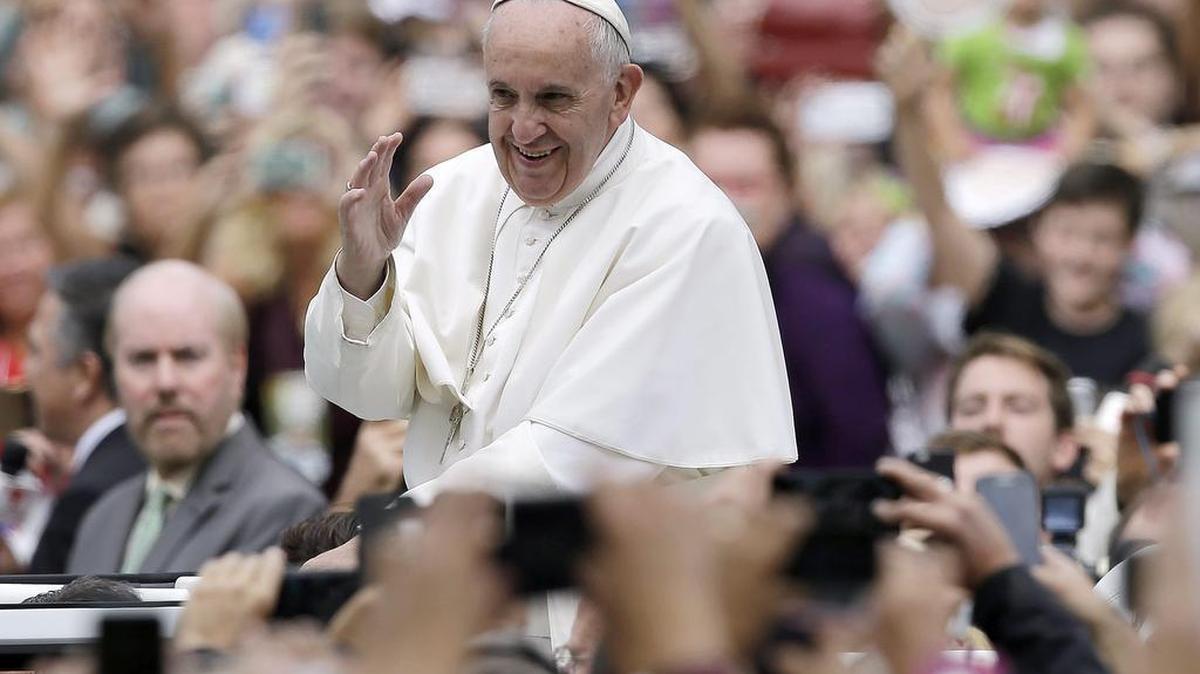 
El papa Francisco saluda a una multitud de creyentes reunidos en el Benjamin Franklin Parkway, en Filadelfia, mientras se dirige a celebrar su última misa en Estados Unidos. 


