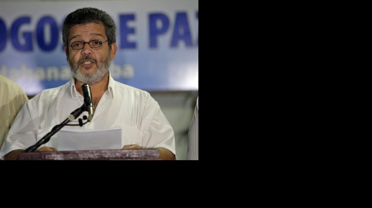 
Luis Alberto Albán, alias Marco León Calarcá, miembro de la mesa de dialogo de las guerrilla colombiana de las Farc, lee un comunicado en el Palacio de Convenciones el domingo.


