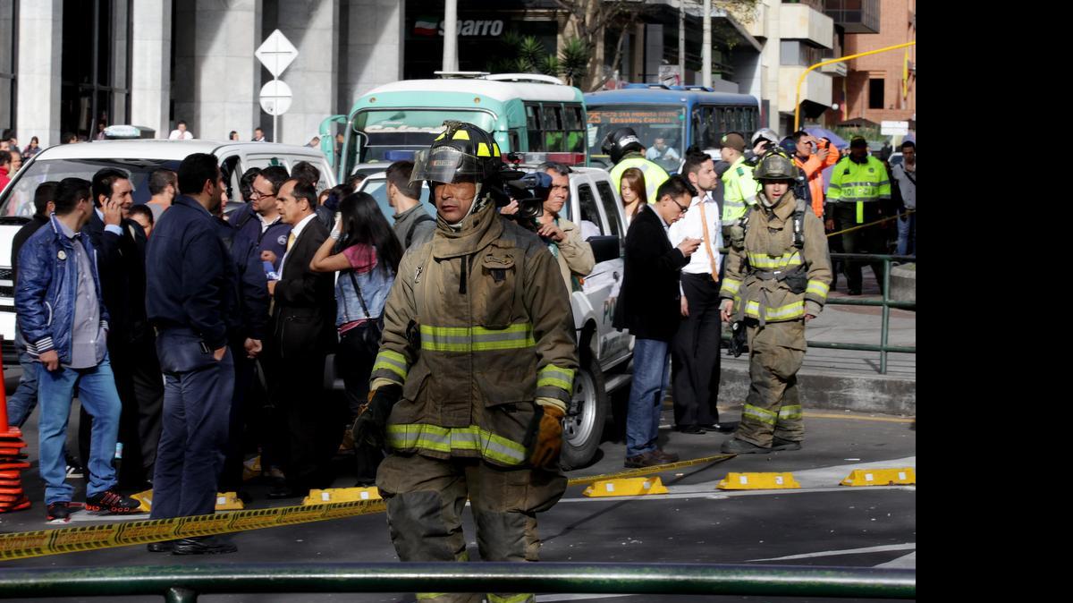 
Bomberos acuden a uno de los lugares donde se presentó una explosión en Bogotá (Colombia). Al menos ocho personas resultaron heridas por la explosión de dos artefactos en sendas oficinas del fondo de pensiones Porvenir en el norte y el occidente de Bogotá, informaron fuentes oficiales. 

