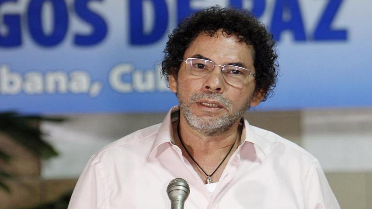 
El comandante de las FARC y miembro de la comisión de negociación de paz Pastor Alape ofrece una rueda de prensa hoy, domingo 4 de octubre de 2015, al comienzo de una jornada de negociación entre las Fuerzas Armadas Revolucionarias de Colombia y el Gobierno colombiano, en el Palacio de Convenciones de La Habana (Cuba).
