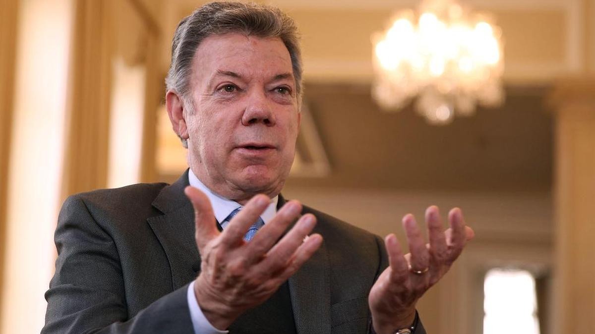 El presidente de Colombia, Juan Manuel Santos, habla con Efe durante una entrevista el martes 8 de Agosto de 2017, en el Palacio de Nariño, sede del Ejecutivo en Bogotá (Colombia).