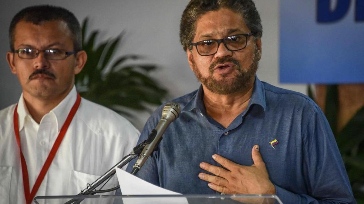 El jefe negociador de las Fuerzas Armadas Revolucionarias de Colombia (FARC) en La Habana, Iván Márquez (derecha).