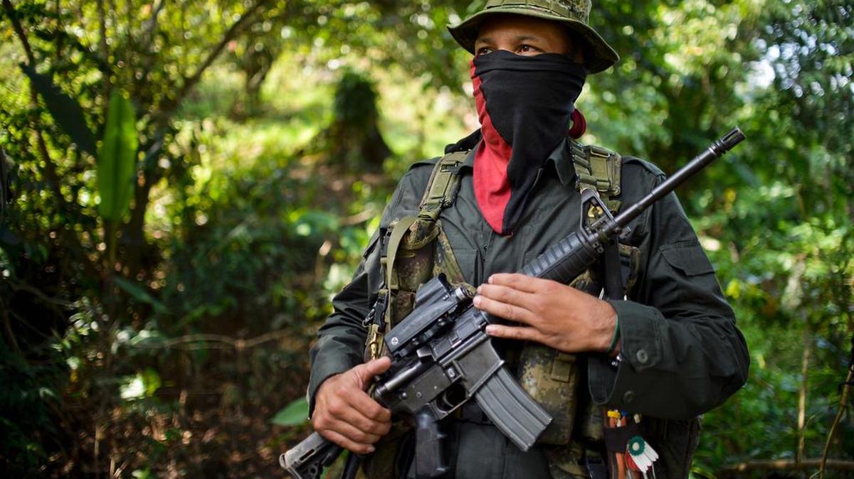 Esta foto tomada el 26 de enero de 2017 muestra a Danilo Hernández (C) comandante del Frente de Guerra Occidental Resistencia Cimarrón del Ejército de Liberación Nacional (ELN), durante una entrevista con la AFP en Alto Baudo, departamento de Choco.