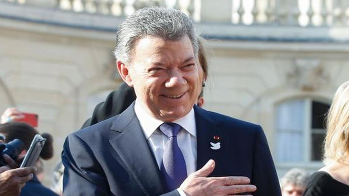El Presidente colombiano Juan Manuel Santos y su esposa María Clemencia Rodríguez de Santos llegan para una cena de Estado con el Presidente de Francia en el Palacio del Eliseo, en París, el 21 de junio de 2017.