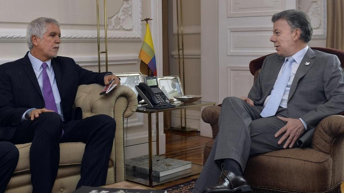 El mandatario colombiano Juan Manuel Santos (der.), durante un encuentro con el alcalde electo de Bogotá, Enrique Peñalosa, en la Casa de Nariño el lunes.