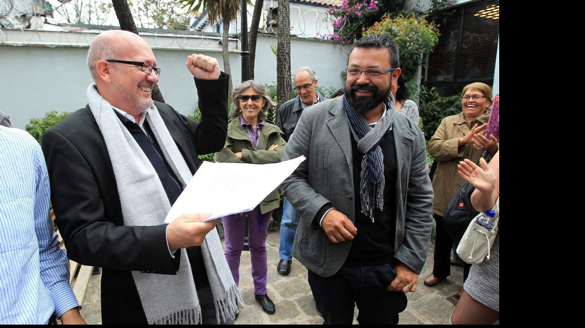 El colombiano Julián Castro (d) y el español Julián Artacho (i), una pareja que contrajo matrimonio el 13 de julio de 2013 en Barcelona (España), acuden a la Notaria 11 para registrar su matrimonio con el objeto de reclamar sus derechos como esposos.
