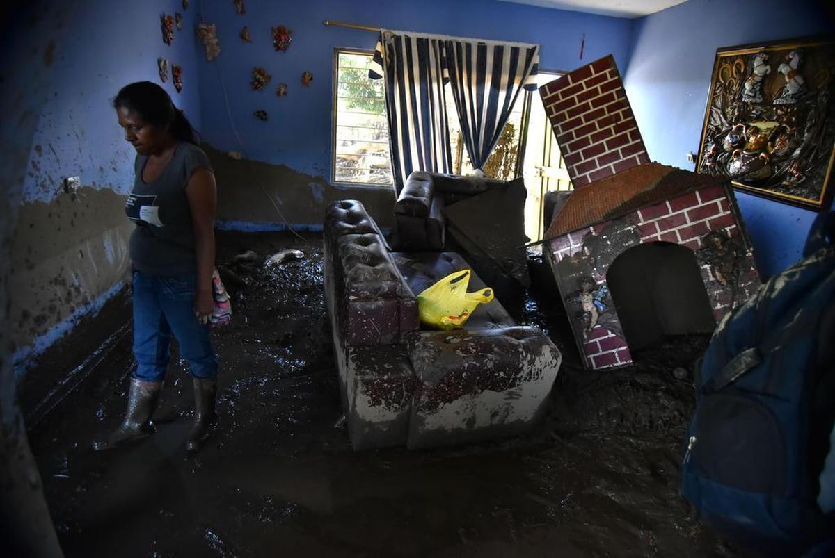 Una mujer observa su casa después de una avalancha del río La Paila el miércoles 08 de noviembre de 2017, en el municipio de Corinto, departamento del Cauca (Colombia).