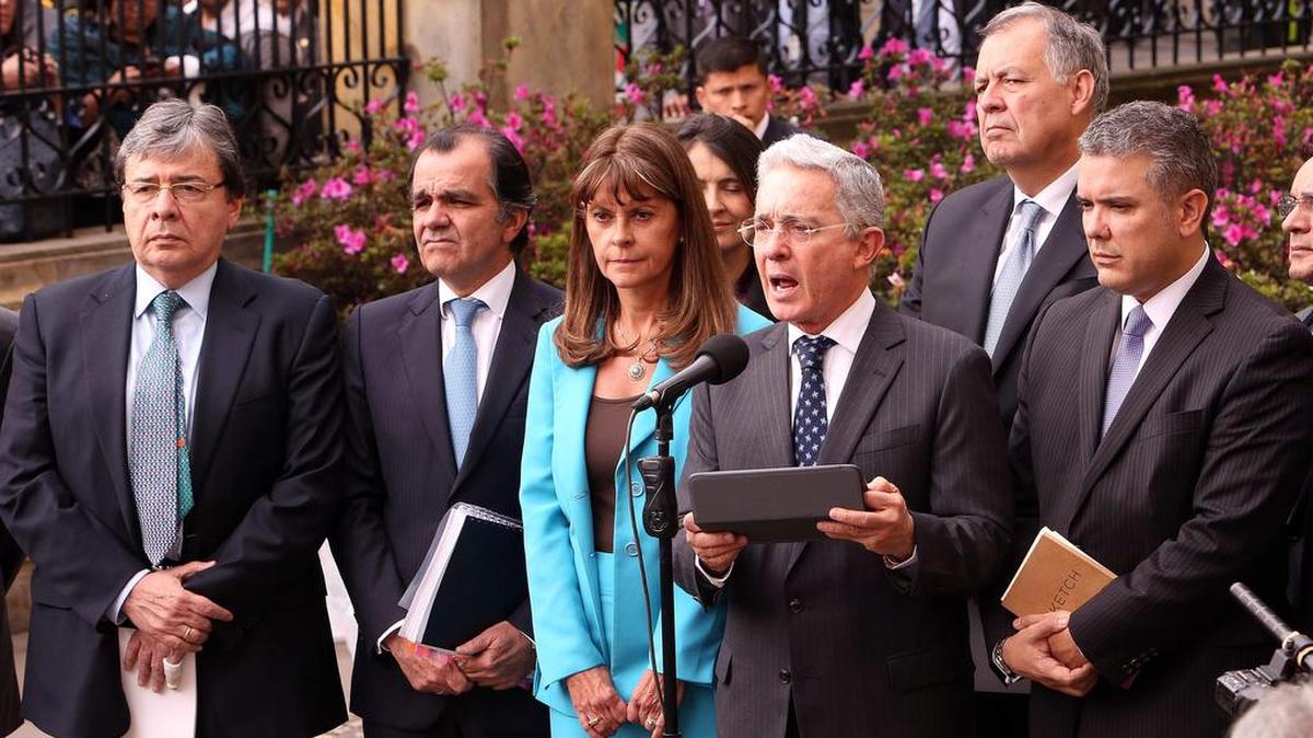 El ex presidente y senador colombiano Álvaro Uribe (c) realiza una declaración al finalizar el encuentro con el presidente colombiano, Juan Manuel Santos, en a la Casa de Nariño, el miércoles 5 de octubre de 2016, en Bogotá (Colombia). Uribe pidió hoy que la comunidad internacional acompañe la “nueva etapa” de la democracia colombiana tras el triunfo del “No” en el plebiscito celebrado el domingo sobre el acuerdo de paz con las FARC.