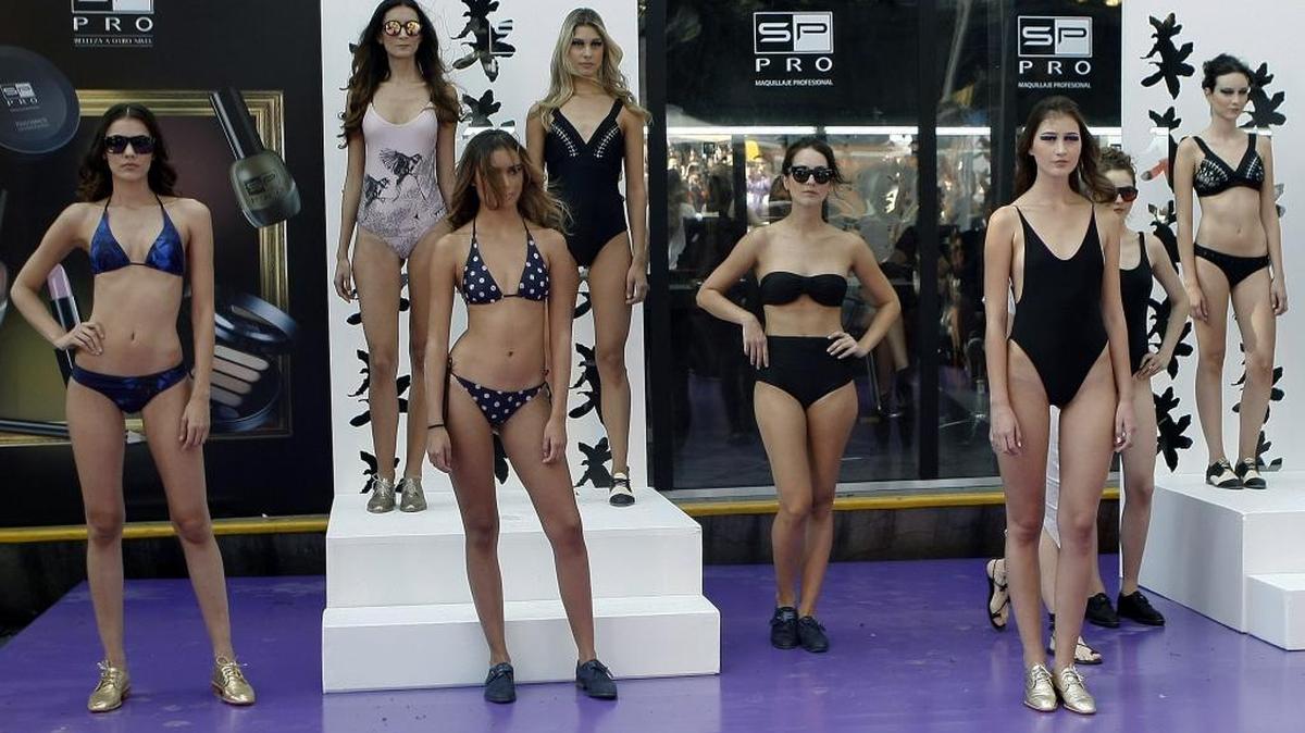 Un grupo de modelos desfila vestidos de baño de la diseñadora Aleja Radi el martes, durante el primer día de Colombiatex 2016 en Medellín, Colombia.