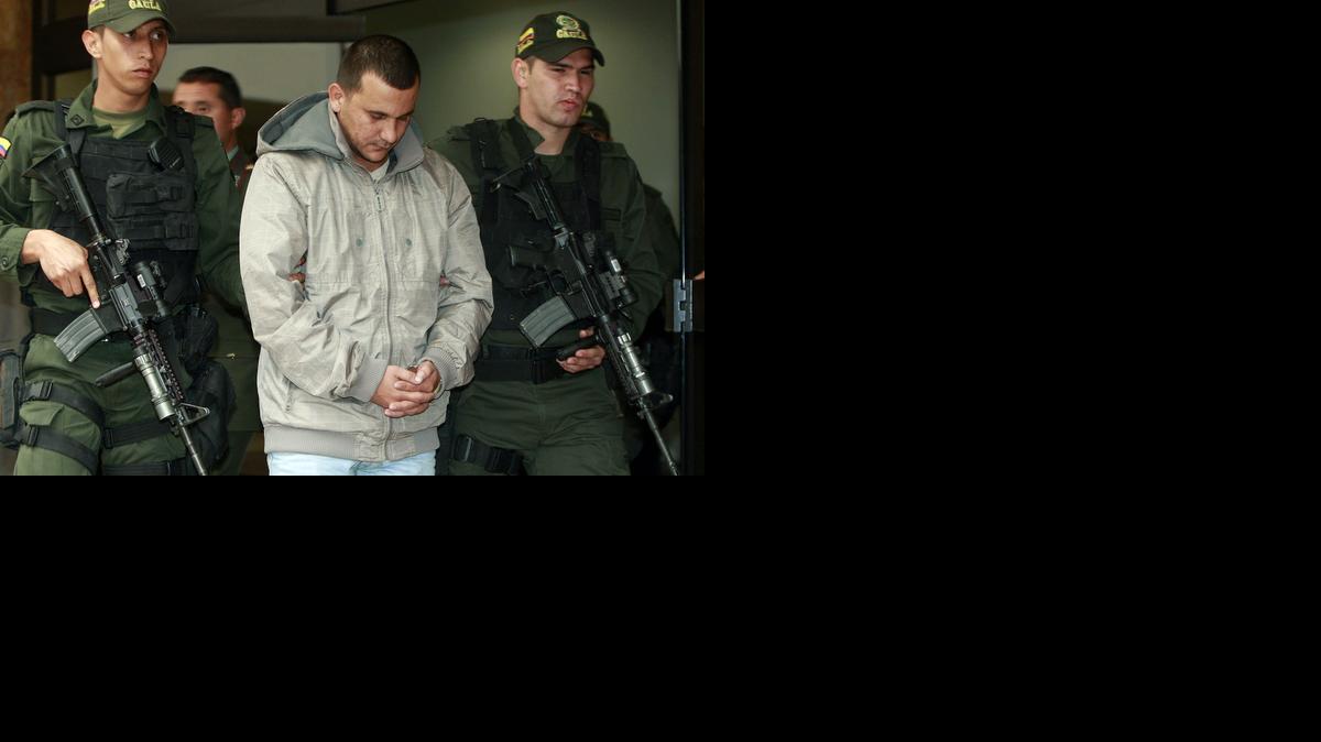 
‘Rodrigo Pirinolo’ (cent.), alias del guerrillero Alexander Beltrán Herrera, cuando fue extraditado a EEUU por el secuestro de tres norteamericanos en Colombia. 
