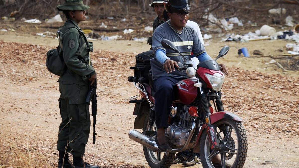 Soldados venezolanos revisan una motocicleta en un puesto de control en Paraguachón, estado Zulia, Venezuela, en la frontera con Colombia el 9 de septiembre de 2015.