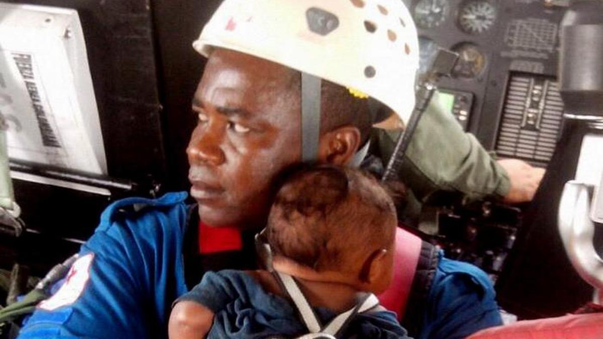 
Fotografía cedida por la Fuerza Aérea Colombiana (FAC) donde se ve a un integrante de la Cruz Roja cargando al hijo de la señora María Nelly Murillo después de su rescate hoy, miercoles 24 de junio de 2015, en Quibdó (Colombia). María Nelly Murillo fue rescatada junto con su hijo de un año de edad, luego de permanecer desaparecida durante cinco días tras accidentarse la aeronave tipo Cessna 303 de matrícula HK-4677G, accidentada el pasado sábado mientras cubría la ruta Nuquí-Quibdó. 
