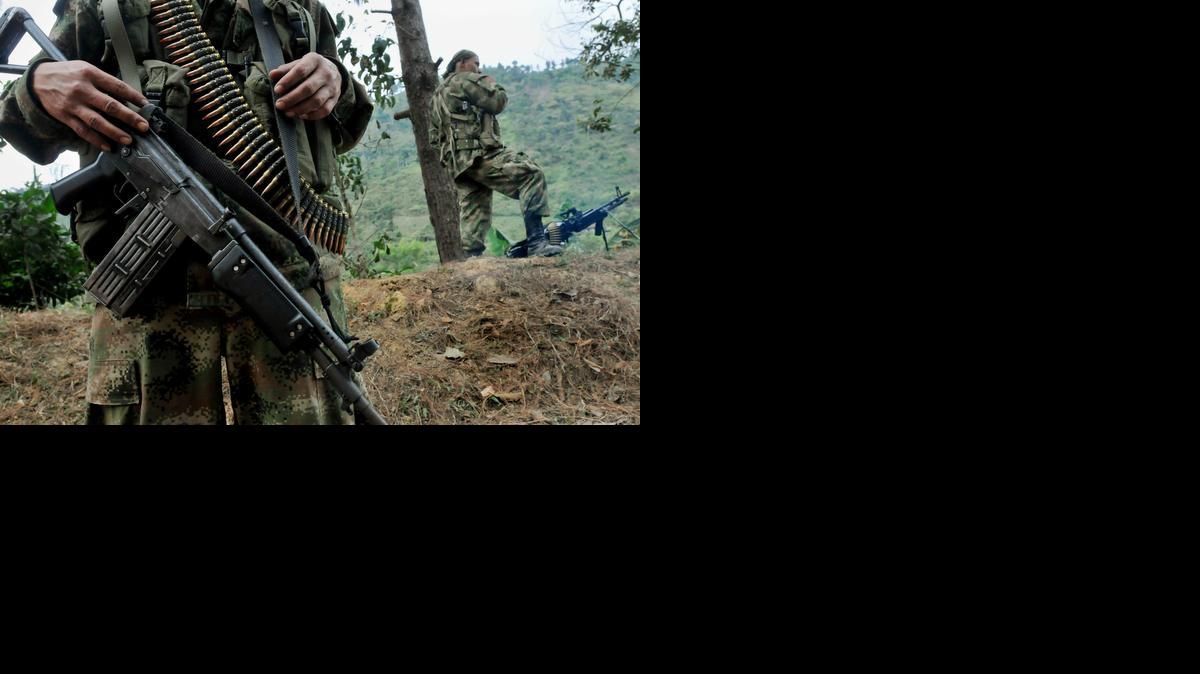 
Un guerrillero de las FARC hace guardia a la entrada de la localidad de Toribio, en Cauca, en el 2013.



