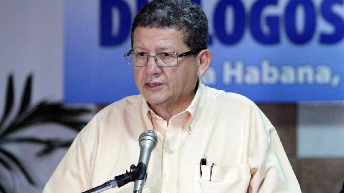 
 El comandante de las Fuerzas Armadas Revolucionarias de Colombia (FARC) Pablo Catatumbo lee un comunicado el lunes 24 de agosto de 2015, en el Palacio de Convenciones de La Habana (Cuba) para una nueva jornada de los diálogos de paz con el Gobierno colombiano. 
