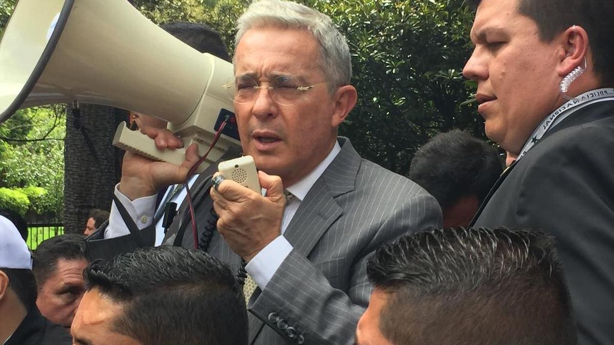 El ex presidente y ahora senador Álvaro Uribe participa en una marcha el 19 de abril de 2017, en Bogotá, Colombia.