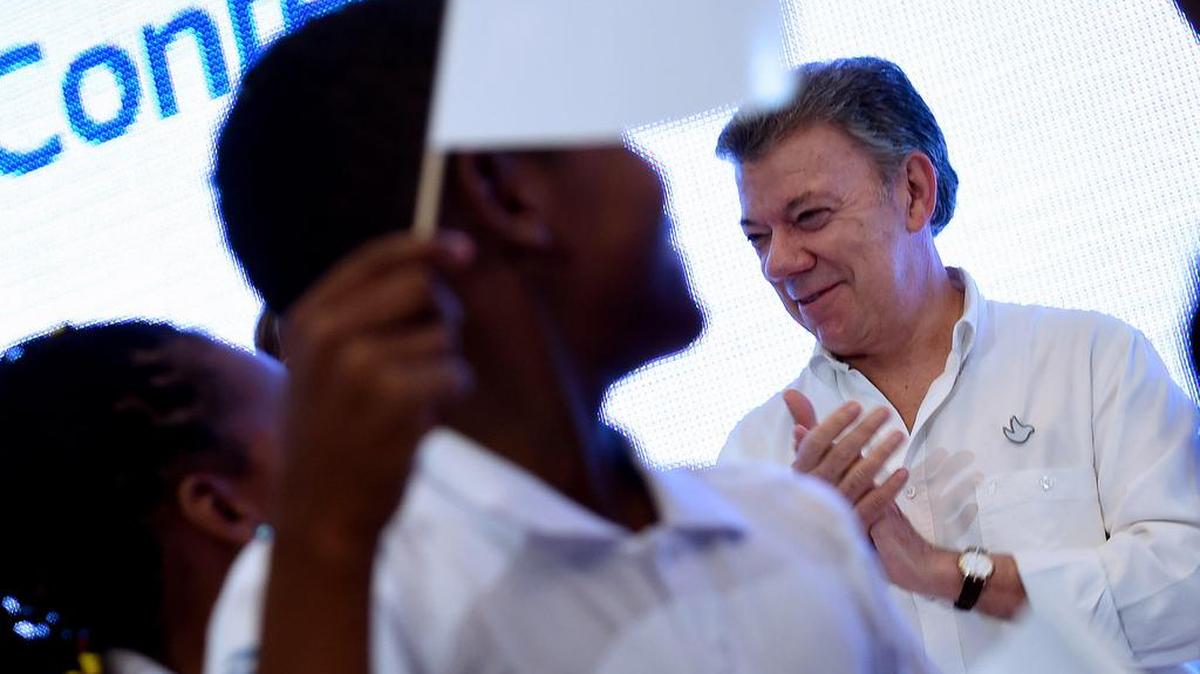 Fotografía cedida por la presidencia de Colombia del mandatario Juan Manuel Santos durante el acto de clausura del 53° Congreso Nacional de Confecámaras el viernes 2 de septiembre de 2016, en Cartagena, Colombia.