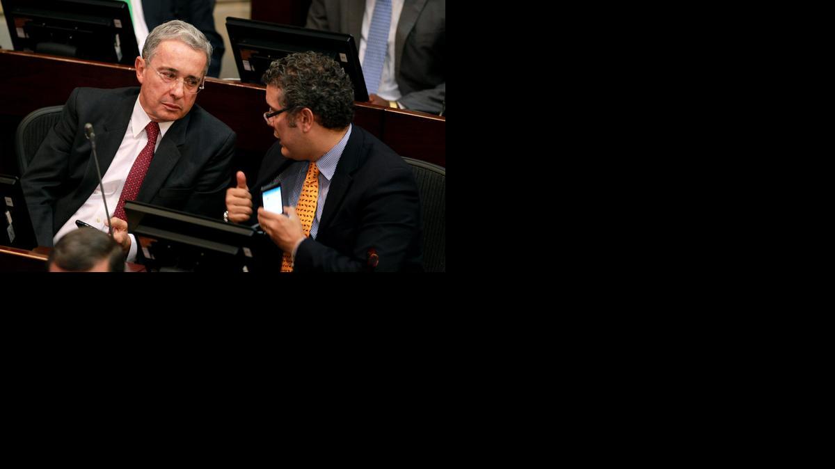 
El senador y ex presidente colombiano Alvaro Uribe Vélez (izq.), defendió el miércoles en el Senado de Colombia su carrera política y el honor de su familia ante las acusaciones de haber concedido licencias aéreas al narco Pablo Escobar y potenciar el paramilitarismo.
