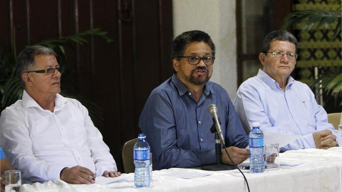 El líder de los delegados de la guerrilla de las FARC Luciano Marín, alias "Iván Márquez” (c), lee un comunicado junto a los comandantes Ricardo Téllez (i) y Pablo Catatumbo (d) hoy, lunes 8 de febrero de 2016, en el Palacio de Convenciones de La Habana, Cuba, donde continúan los diálogos de paz con los representantes del Gobierno colombiano.
