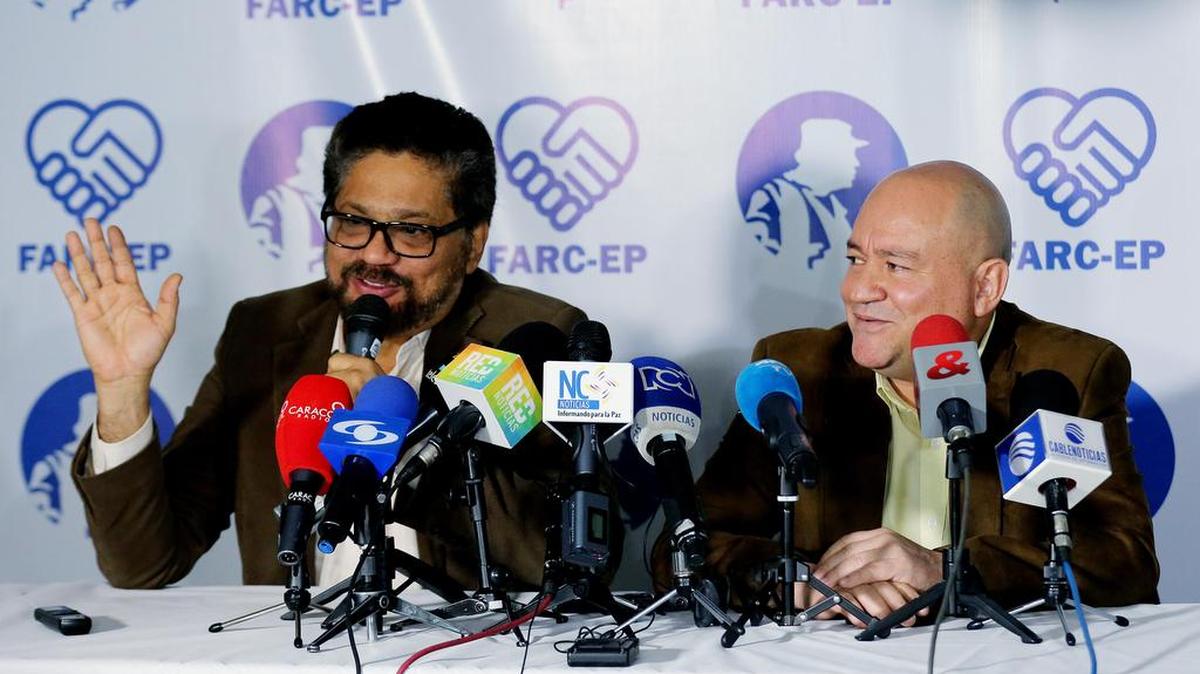 Los miembros del Estado Mayor de las FARC Luciano Marín (i), alias "Iván Márquez", y Julián Gallo Cubillos (d), alias "Carlos Antonio Lozada", ofrecen una rueda de prensa el lunes 24 de julio de 2017, en Bogotá (Colombia).