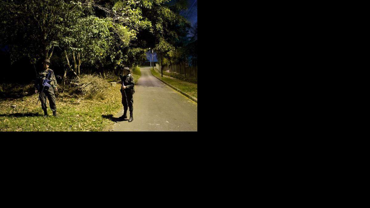 
Policias colombianos custodian los alrededores de la finca donde fueron encontrados ocho cadáveres en una zona rural de Cali, en el departamento del Valle del Cauca.
