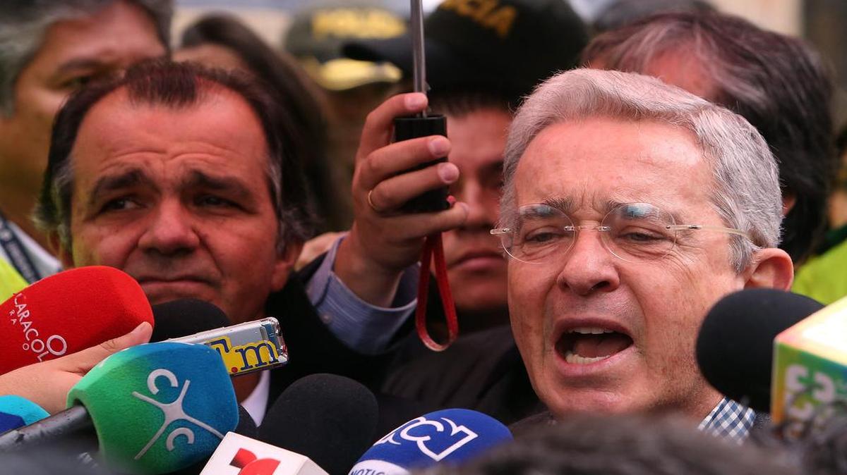 El expresidente de Colombia Álvaro Uribe (d) ofrece declaraciones luego de votar hoy, domingo 2 de octubre de 2016 en Bogotá (Colombia). Álvaro Uribe, líder de la campaña por el "no" al acuerdo del Gobierno con las FARC en el plebiscito que se celebra hoy en el país, dijo al votar que la paz ilusiona pero lo pactado en La Habana con esa guerrilla decepciona.