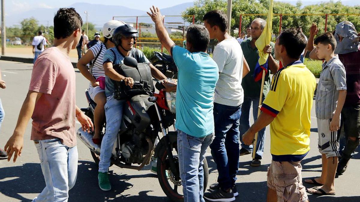 Un grupo de colombianos bloquea una vía durante una manifestación en contra de la presencia de venezolanos que se tomaron un polideportivo de un barrio de la ciudad de Cúcuta (Colombia) el lunes 22 de enero de 2018.