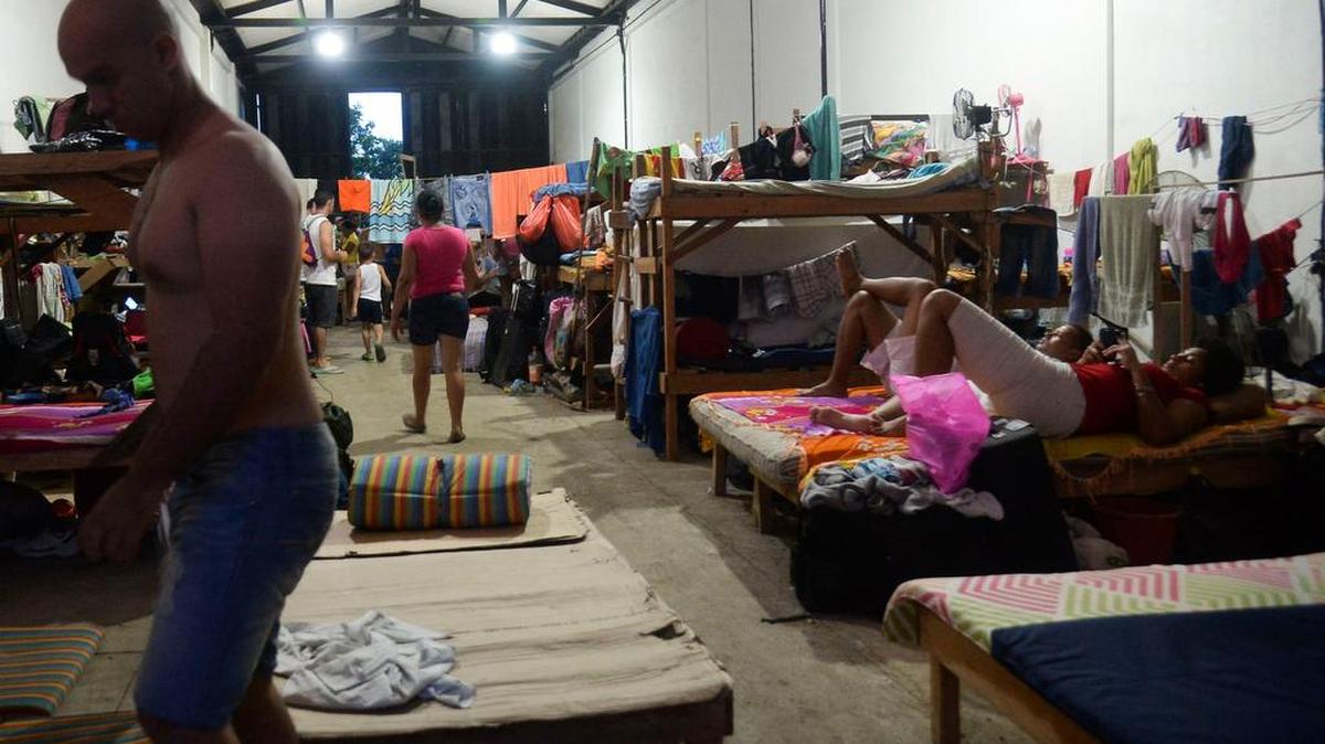 Inmigrantes cubanos descansan en un refugio en la municipalidad colombiana de Turbo, Departamento de Antioquia, el 3 de agosto de 2016.