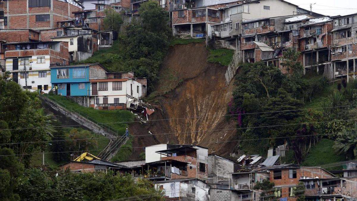 Vista general del jueves 20 de abril de 2017, de uno de los barrios afectados por un deslizamiento de tierra ocurrido ayer en la ciudad de Manizales (Colombia).
