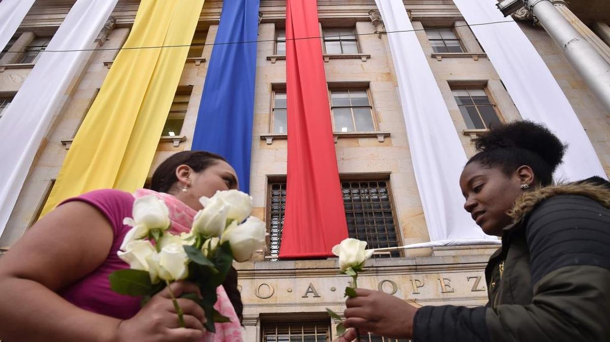 Mujeres colombianas celebran con rosas blancas el Premio Nobel que se le otorgó a Santos por su lucha a la culminación del conflicto armado.