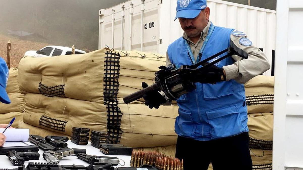 Fotografía cedida por la Misión de Naciones Unidas (ONU), en Colombia, de uno de sus miembros inspeccionando armas de las FARC el martes 13 de junio de 2017, en La Elvira (Colombia). Las Fuerzas Armadas Revolucionarias de Colombia (FARC) inició la entrega a la Misión de la ONU de un segundo lote de armas que constituyen el 30 % de su arsenal, en un acto en la zona rural de La Elvira, en el departamento del Cauca (suroeste).