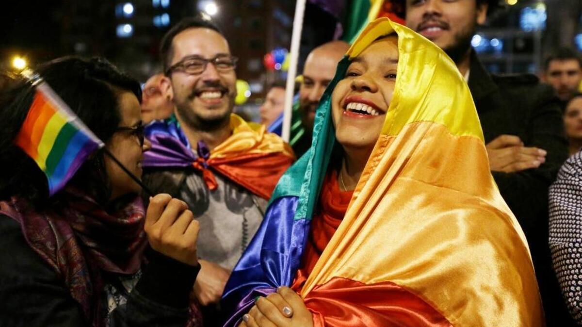 Colombianos celebran al escuchar el anuncio del acuerdo para conseguir la paz.