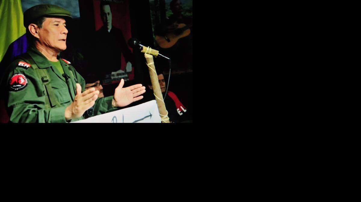 
El líder de la guerrilla colombiana del ELN, Gabino, anunciando en diciembre pasado la decisión de iniciar negociaciones de paz con el gobierno del presidente Juan Manuel Santos.
