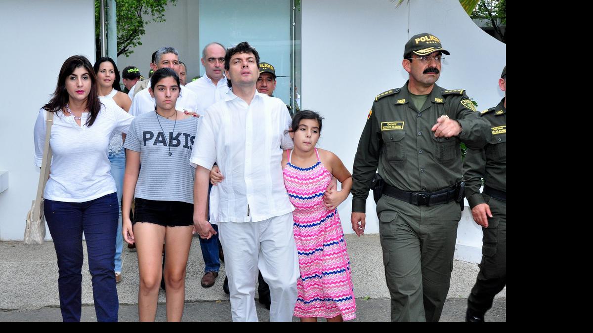 
El director de la Policía de Colombia, el general Rodolfo Palomino (d), acompaña al director de la Unidad Nacional de Protección (UNP), Diego Mora (c), después de la liberación de su hija Daniela Mora (2d), durante una rueda de prensa en Cucutá (Colombia). El secuestro de la niña Daniela Mora, hija de un alto funcionario del Gobierno colombiano, concluyó hoy con final feliz después de que sus captores, asfixiados tras 48 horas de una fuerte presión policial y gubernamental, liberaran a la menor en una carretera del noreste del país. La pequeña, de 11 años, había sido raptada al salir de una clase extraescolar el pasado jueves, cuando desconocidos interceptaron el vehículo en el que se desplazaba y se la llevaron, dejando al conductor abandonado a las afueras de Cúcuta, capital del departamento del Norte de Santander, fronterizo con Venezuela.
