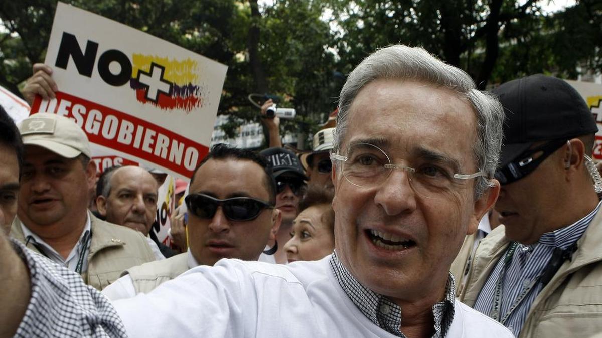 El expresidente y ahora senador de Colombia Álvaro Uribe Vélez asiste a una marcha para protestar contra algunas medidas y actos del actual Gobierno colombiano hoy, sábado 2 de abril de 2016, en Medellín (Colombia). Miles de opositores colombianos salieron hoy a las calles de más de veinte ciudades del país para manifestarse en contra del Gobierno del presidente Juan Manuel Santos.