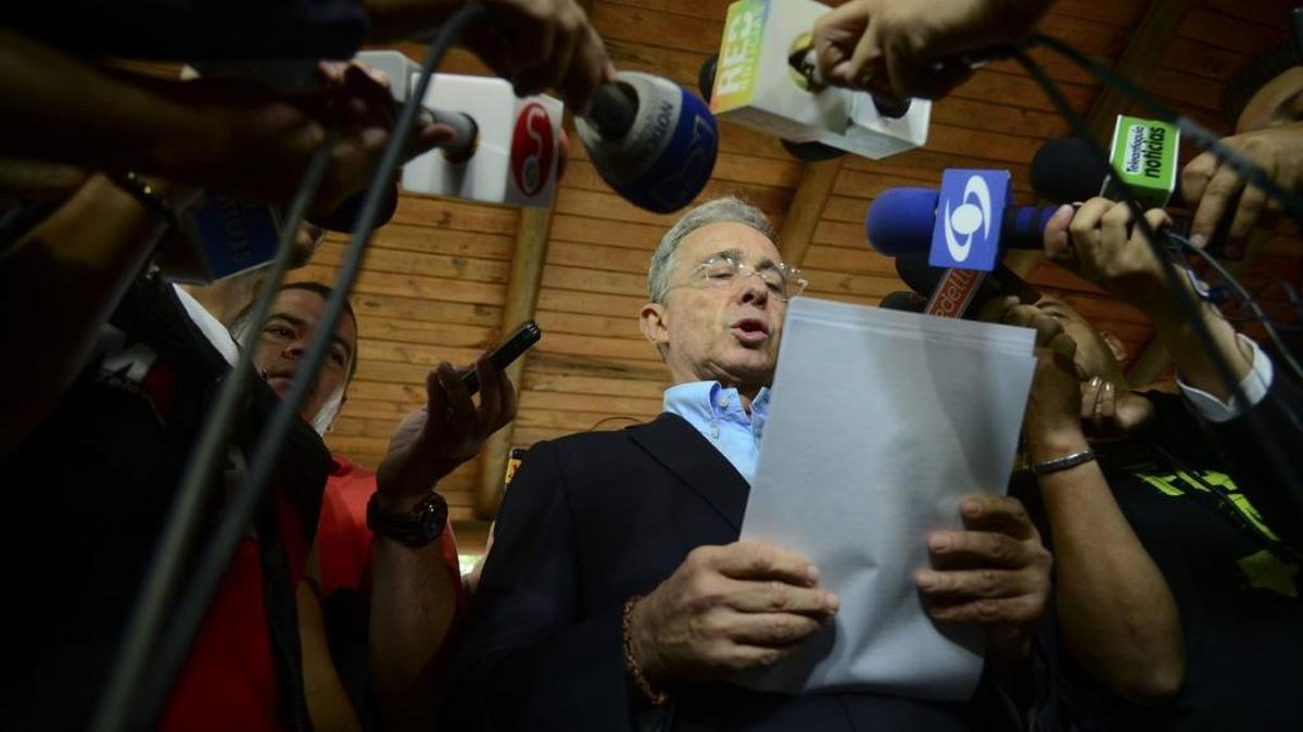 El ex presidente de Colombia, Álvaro Uribe, afirmó este domingo que su hermano Santiago, detenido por acusaciones de homicidio y vínculos con paramilitares, es un “preso político”. Uribe habló en rueda de prensa desde Rionegro, Antioquia, en su primera comparecencia pública desde el arresto del hacendado el lunes pasado.