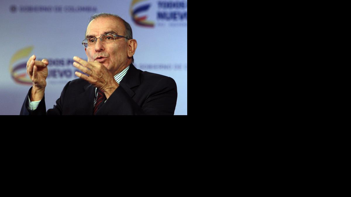 
El jefe negociador del gobierno colombiano en el proceso de paz con las FARC, Humberto de la Calle, habla a los medios el miércoles en Bogotá, donde negó que se hayan hecho ‘regalos al terrorismo’.
