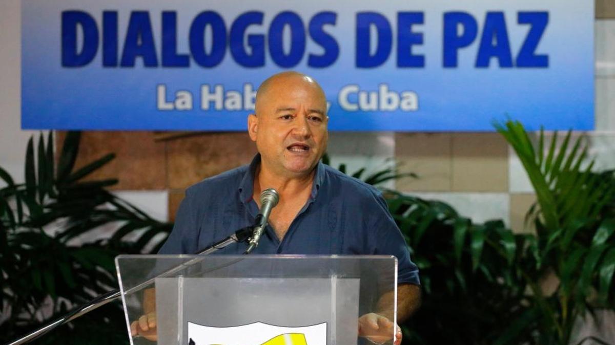 Carlos Antonio Lozada, negociador de las FARC, responde preguntas a periodistas a inicios de noviembre, en La Habana.