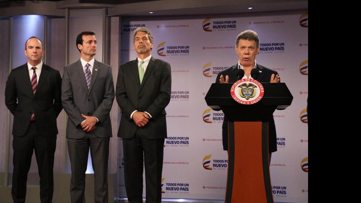 
El fiscal federal de Miami, Wifredo Ferrer (segundo de izq. a der.), escucha al presidente de Colombia, Juan Manuel Santos, durante una rueda de prensa el martes en Bogotá, Colombia.
