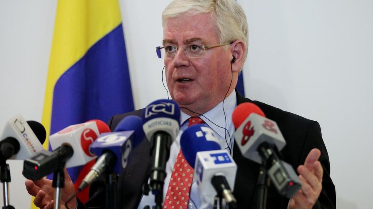 El enviado especial de la Unión Europea (UE) para la paz de Colombia, el ex viceprimer ministro irlandés Eamon Gilmore, ofrece una rueda de prensa el viernes, en Bogotá.